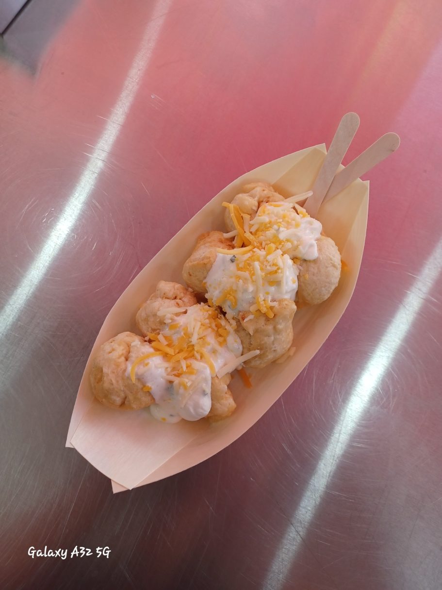 Balls mit Knobicreme und Käse